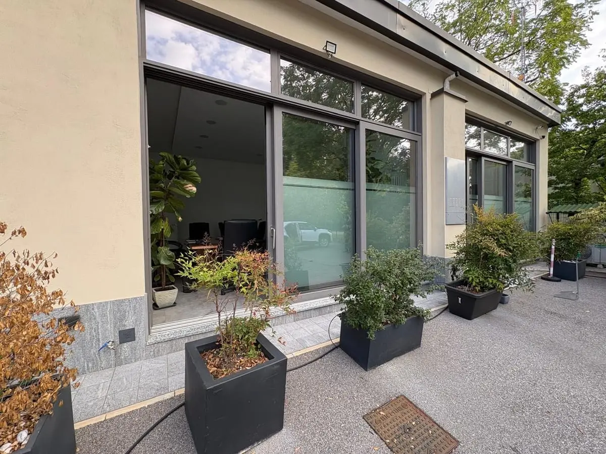 Le vetrate dell’ufficio viste dal cortile